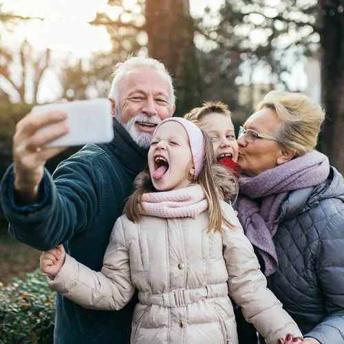 En familj tar en bild på Walloxen i Knivsta